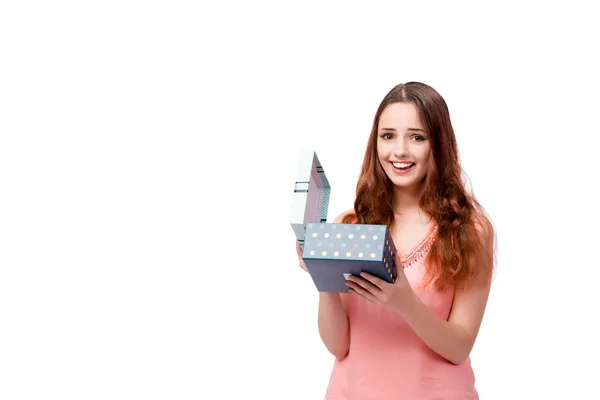 Mujer joven con caja de regalo aislada en blanco — Foto de Stock