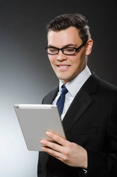 Onun tablet bilgisayar iş kavramı kullanarak iş adamı — Stok fotoğraf
