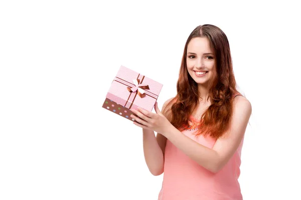 Mladá žena s dárkovou krabicí izolované na bílém — Stock fotografie