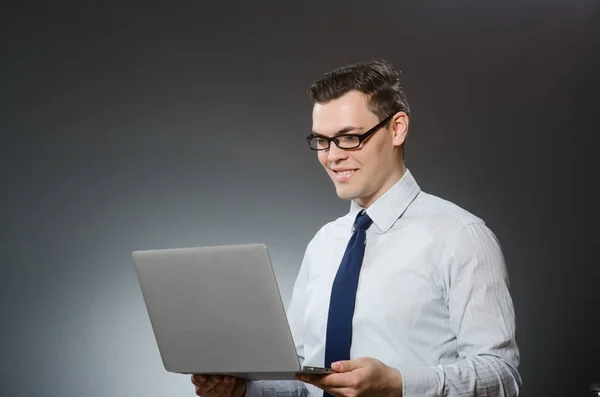 Uomo con laptop nel concetto di business — Foto Stock