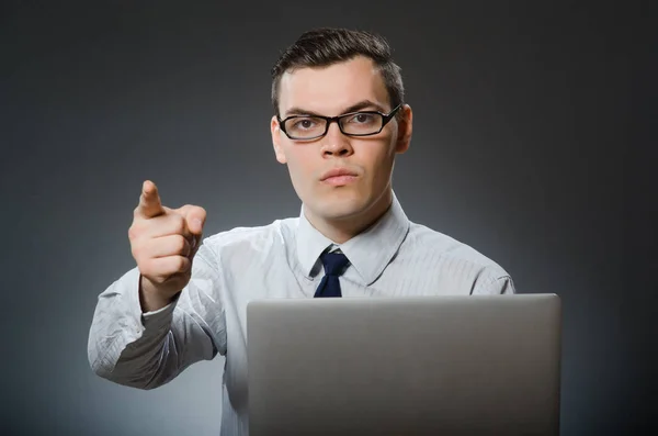 Uomo con laptop nel concetto di business — Foto Stock