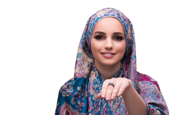 Kvinna i traditionella muslimska täcka med ring — Stockfoto