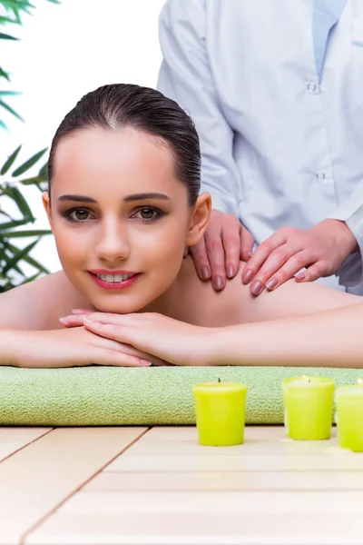 Kvinna under massage session i spasalong — Stockfoto