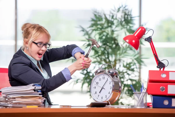 Geschäftsfrau arbeitet im Büro — Stockfoto