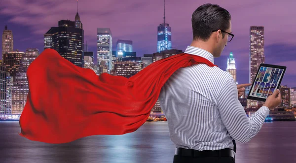 Mannen i röd pärm skydda staden — Stockfoto