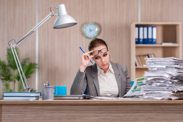 Empresária que trabalha no escritório — Fotografia de Stock