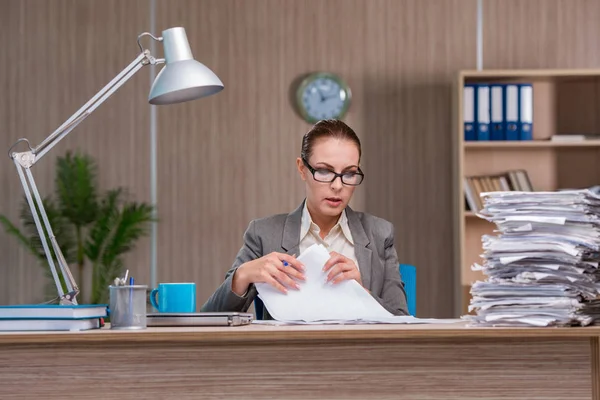 Empresária que trabalha no escritório — Fotografia de Stock