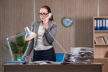 Ofiste çalışan iş kadını.