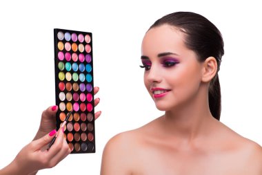 Kadın beyaz izole makyaj almak