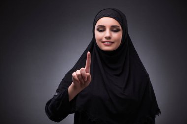 Koyu arka plan siyah elbiseli Müslüman kadın