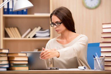 Üniversite sınavlarına hazırlanan genç öğrenci.