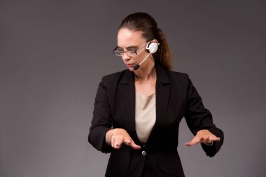 Genç kadın işkadını sanal düğmelere basarak