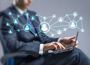 Sosyal ağ kavramı içinde laptop ile genç adam