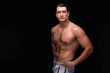 Kaslı adam siyah arka plan üzerine sökük