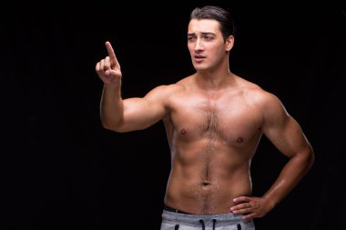 Kaslı adam sanal düğmelere basarak sökük