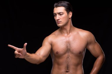 Kaslı adam sanal düğmelere basarak sökük