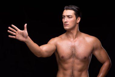 Kaslı adam sanal düğmelere basarak sökük