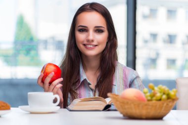 Genç kız sabah kahvaltı yapıyor.