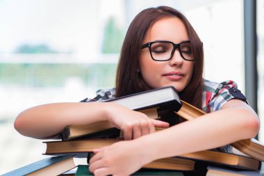 Bir sürü kitabı olan genç bir kız öğrenci.