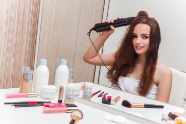 Kadın partiye hazırlanıyor.