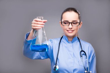 Tıbbi konseptte genç doktor