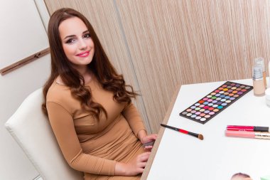 Kadın partiye hazırlanıyor.