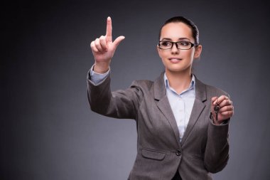 İpotek kavramı konut anahtarları tutan kadın