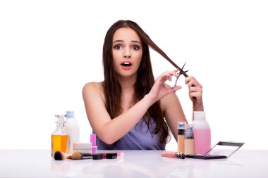 Kadın beyaz izole makyaj uygulamak