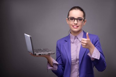 İş konseptinde dizüstü bilgisayarı olan iş kadını