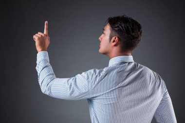 Yakışıklı işadamı acil sanal düğmeleri