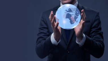 Küresel iş kavramı küre tutan işadamı
