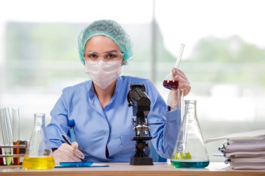 Laboratuarda çalışan kadın kimyacı