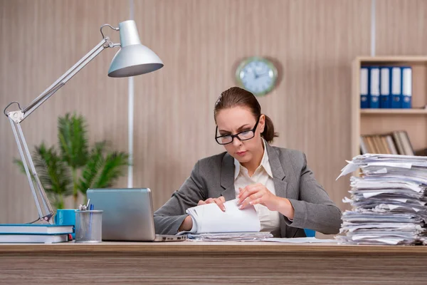 Geschäftsfrau arbeitet im Büro — Stockfoto