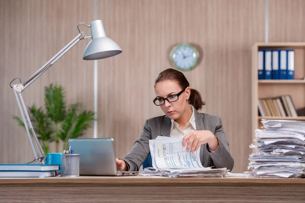 Geschäftsfrau arbeitet im Büro — Stockfoto