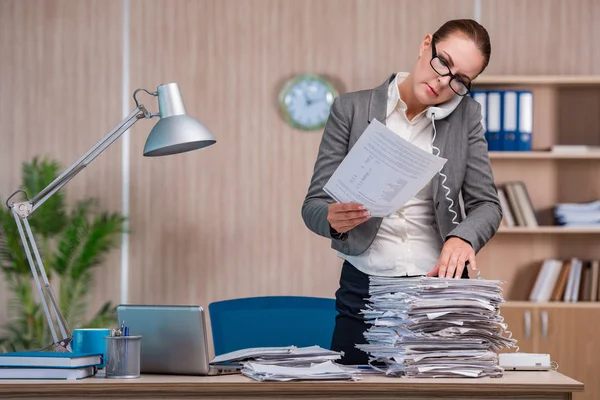 Bizneswoman pracująca w biurze — Zdjęcie stockowe