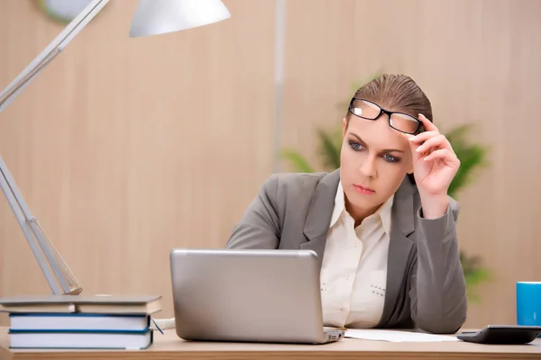 Empresaria bajo estrés por demasiado trabajo en la oficina — Foto de Stock