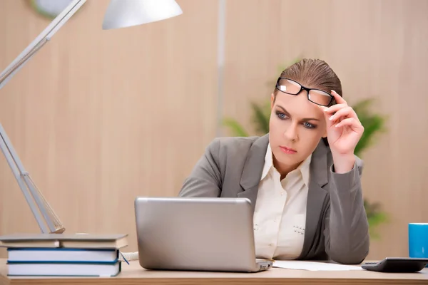 Empresária sob estresse de muito trabalho no escritório — Fotografia de Stock