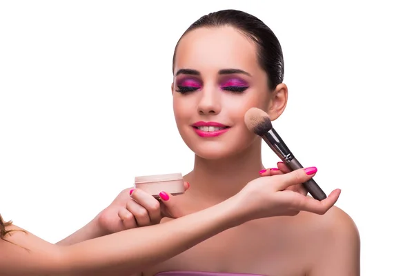 Mujer consiguiendo maquillaje aislado en blanco — Foto de Stock