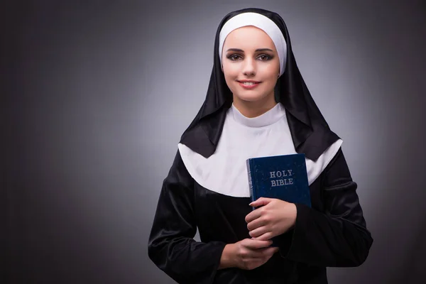 暗い背景に宗教概念の宗教修道女 — ストック写真
