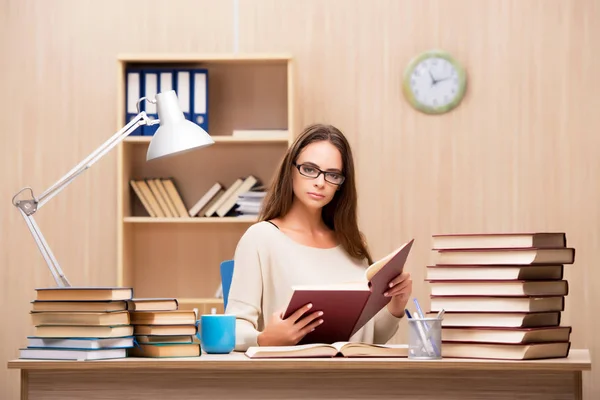 Jovem estudante se preparando para exames universitários — Fotografia de Stock