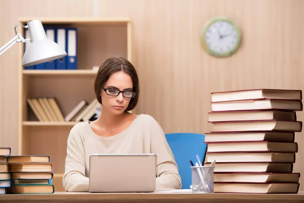 Jonge student bereidt zich voor op universitaire examens — Stockfoto