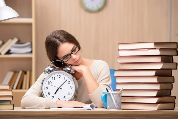 Jovem estudante se preparando para exames universitários — Fotografia de Stock