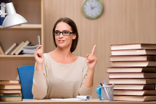 Junge Studentin bereitet sich auf Uni-Prüfungen vor — Stockfoto