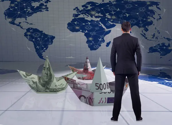 Biznesmen z Dolar papierowe łódki — Zdjęcie stockowe