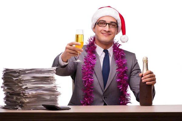 Fiatal üzletember ünneplő karácsony hivatalban — Stock Fotó