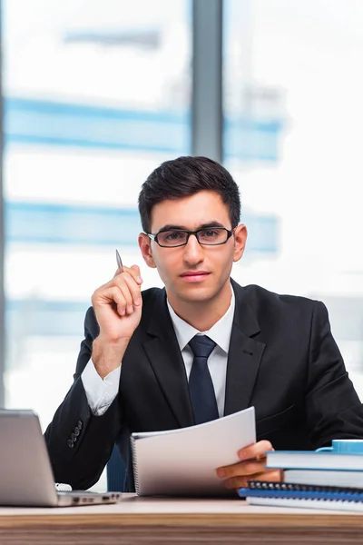 Giovane uomo d'affari che lavora in ufficio — Foto Stock