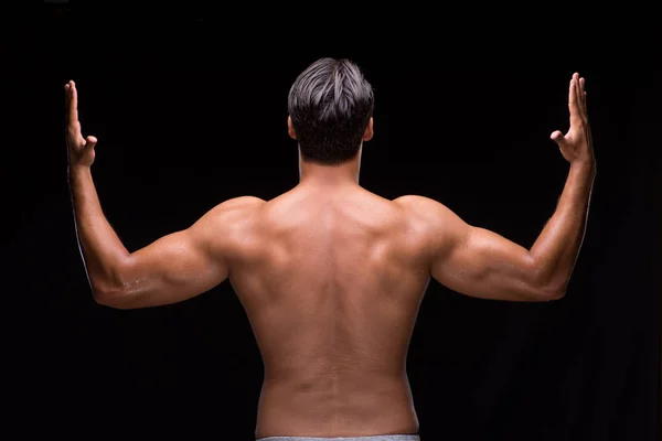 Hombre musculoso rasgado sobre fondo negro —  Fotos de Stock