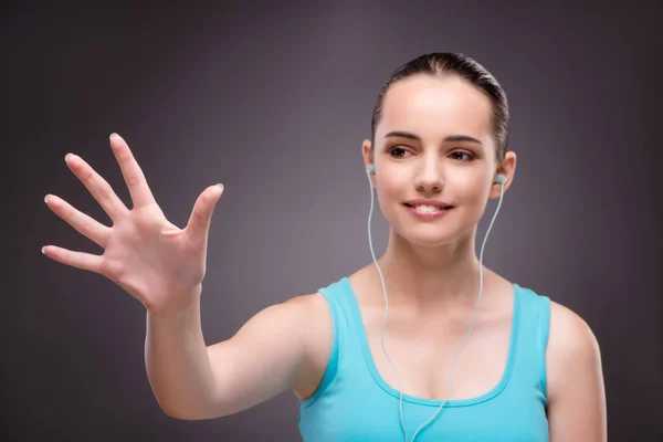 Mujer en concepto deportivo pulsando botones —  Fotos de Stock