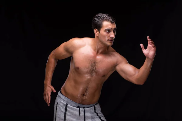 黒い背景に筋肉男をリッピング — ストック写真