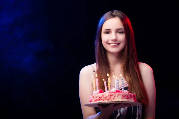 Giovane donna con torta di compleanno alla festa — Foto Stock
